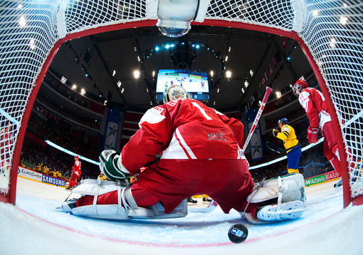 1-1-pucken från Daniel Sedin (ej i bild) går in bakom