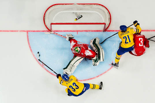 Sveriges Henrik Sedin gör 2-2 bakom Danmarks målvakt