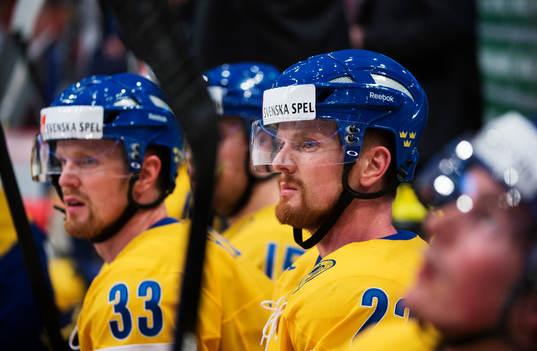 Sveriges Henrik Sedin och Daniel Sedin i matchen mellan
