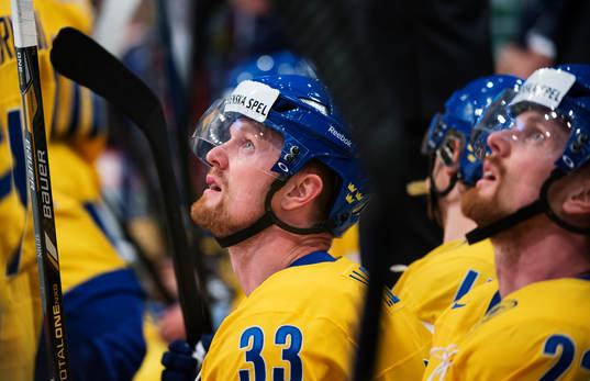 Sveriges Henrik Sedin och Daniel Sedin i matchen mellan