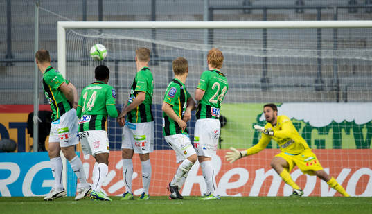Jonas Lindberg, Ljungskile, gör matchens enda mål på