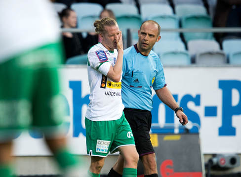 Jonas Lindberg, Ljungskile, får en boll i ansiktet, domare