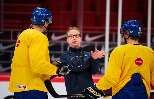 Förbundskapten Pär Mårts ger instruktioner till Staffan