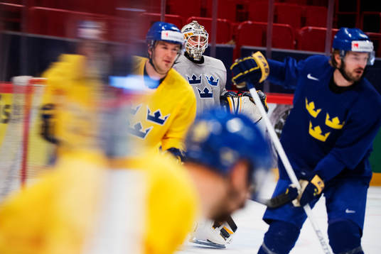 Spelare cirkulerar kring målvakten Jhonas Enroth på