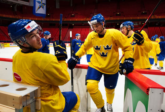 Jimmie Ericsson sitter på bänken när Alexander Edler och