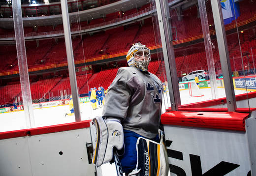 Målvakten Jhonas Enroth lämnar isen