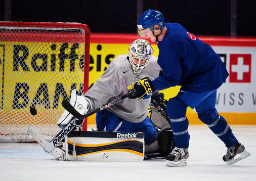 Jhonas Enroth räddar ett skott från Simon Hjalmarsson på