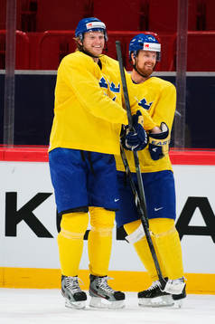 Staffan Kronwall skojar med Daniel Sedin på Sveriges