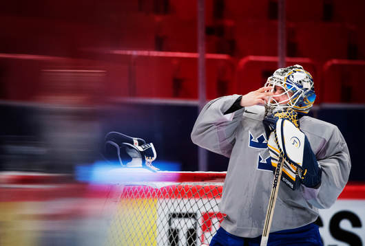 Målvakten Jhonas Enroth på Sveriges träning