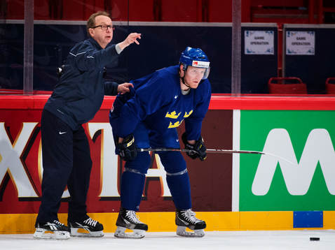 Förbundskapten Pär Mårts och Gabriel Landeskog på