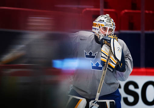 Målvakten Jhonas Enroth på Sveriges träning
