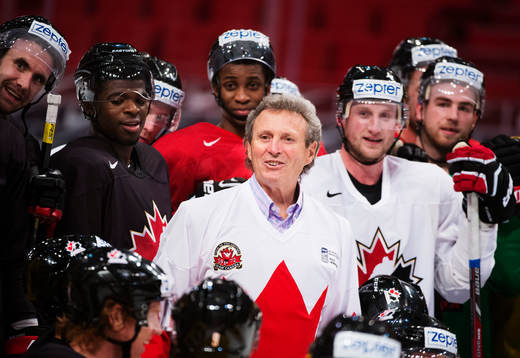 Hockeylegenden Paul Henderson gästade Kanadas träning