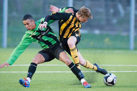Axel Harletun, Hässleholm. Granulat flyger ur konstgräset