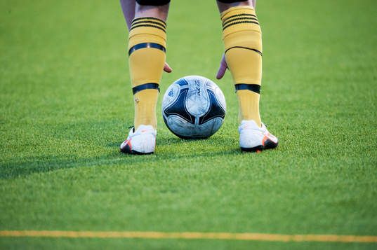 Konstgräs, fot, boll, fotbollssko, frispark, bollen läggs