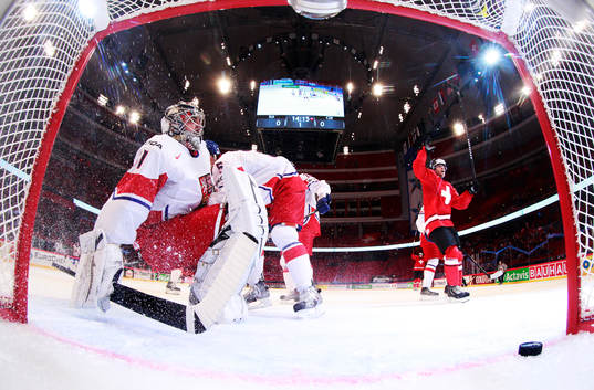 Tjeckiens målvakt Ondrej Pavelec deppar
