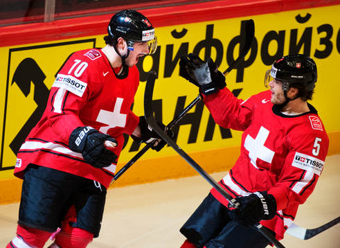 Schweiz Denis Hollenstein och Severin Blindenbacher jublar