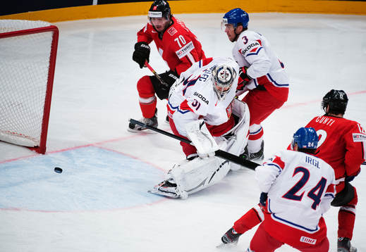Schweiz Denis Hollenstein (v) gör 1-0 bakom Tjeckiens