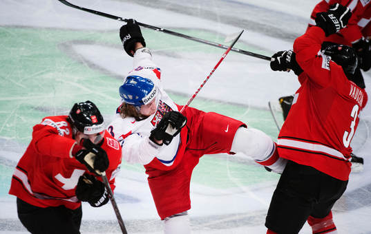 Tjeckiens Jakub Voracek blir tacklad av Schweiz Julien