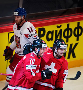 Tjeckiens Jiri Novotny deppar samtidigt som Schweiz Denis