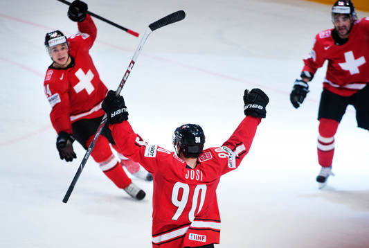Schweiz Reto Suri, Roman Josi och Andres Ambuhl jublar