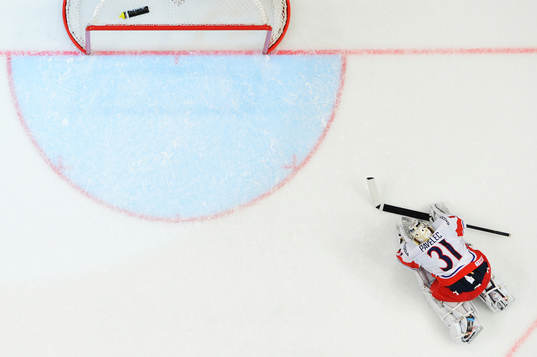 Tjeckiens målvakt Ondrej Pavelec deppar