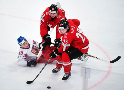 Tjeckiens Jiri Hudler förlorar pucken till Schweiz Roman