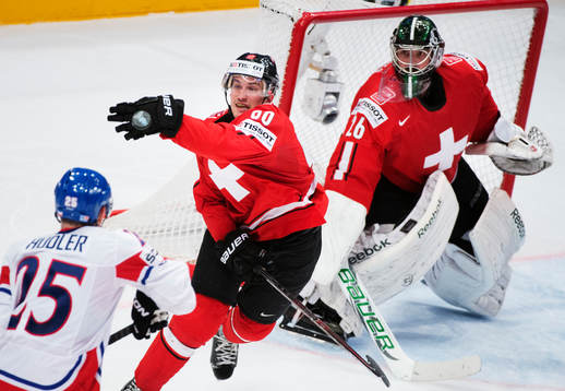 Schweiz Roman Josi slår undan pucken framför målvakten