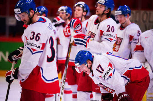 Tjeckiens Radim Vrbata (h) och hans lagkamrater deppar