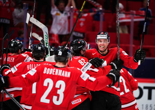 Schweiz Ryan Gardner (h) och hans lagkamrater jublar