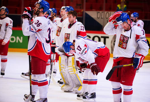 Tjeckiens Radim Vrbata (m) och hans lagkamrater deppar