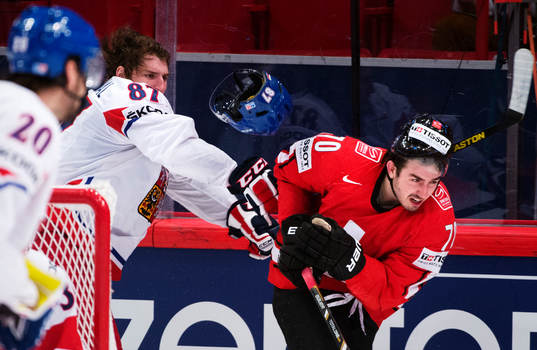 Tjeckiens Jakub Nakladal hjälm åker av i en duell med