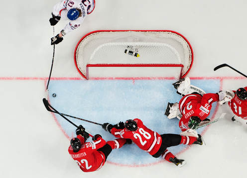 Tjeckiens Jakub Voracek lyckas in få in pucken när