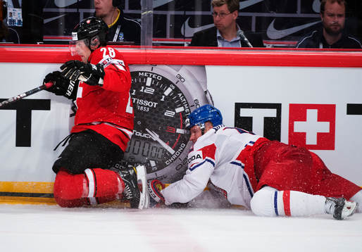 Schweiz Martin Plüss i en duell med Tjeckiens Jiri Novotny
