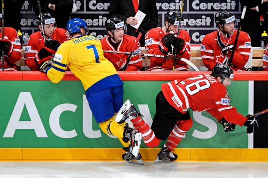 Sveriges Jimmie Ericsson tacklas med Claude Giroux