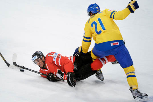 Kanadas Wayne Simmonds faller i en närkamp med Sveriges