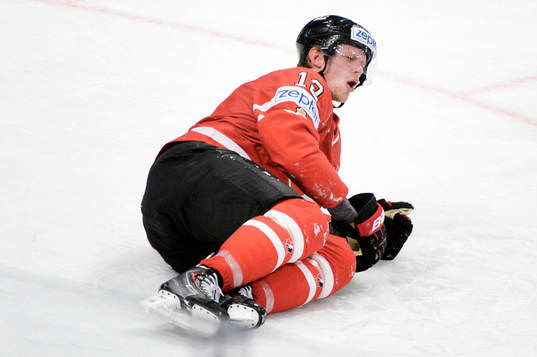 Kanadas Eric Staal ligger skadad på isen i kvartsfinalen