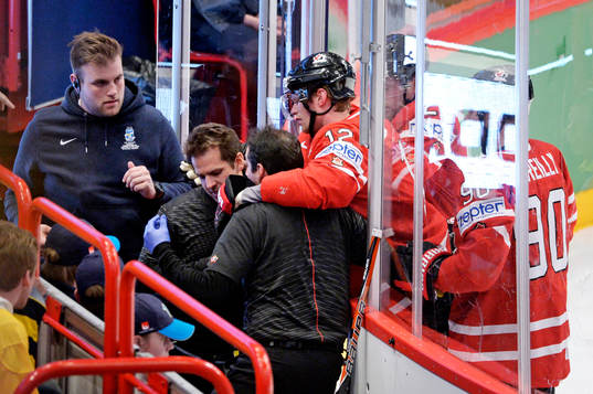 Kanadas Eric Staal förs ut skadad i kvartsfinalen mellan