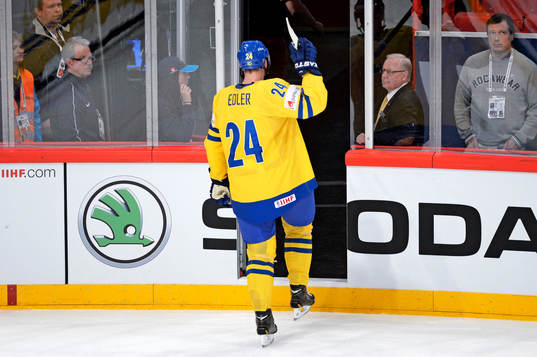 Sveriges Alexander Edler kastar klubban i vredesmod