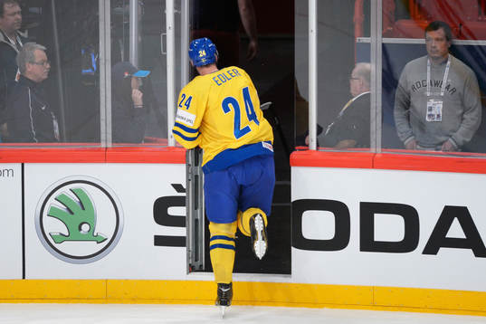 Sveriges Alexander Edler kastar klubban i vredesmod