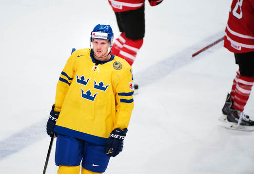 Sveriges Alexander Edler får matchstraff