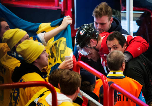 Kanadas Eric Staal får hjälp att lämna isen
