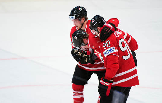 Kanadas Eric Staal får hjälp att lämna isen
