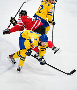 Kanadas Matt Read utmanas av Sveriges Oscar Lindberg och