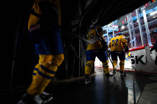 Sveriges Erik Gustafsson (m) och Daniel Sedin (h) gör