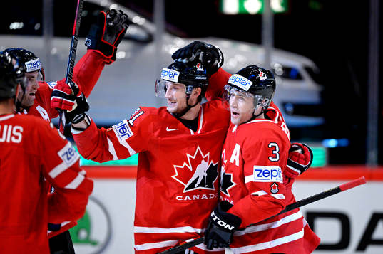 Kanads Steven Stamkos gratuleras till att ha gjort 1-0 av