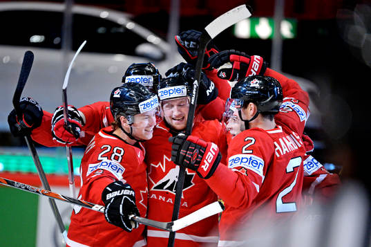 Kanads Steven Stamkos (mitten) gratuleras till att ha gjort