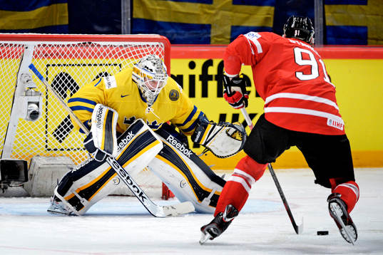 Kanadas Steven Stamkos kommer fri mot Sveriges målvakt