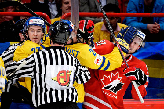 Sveriges Joel Lundqvist i bråk med Kanadas Steven Stamkos