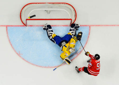 Sveriges målvakt Jhonas Enroth räddar ett friläge från