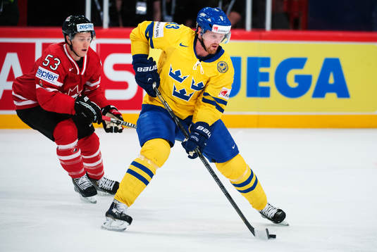 Kanadas Jeff Skinner och Sveriges Henrik Sedin i